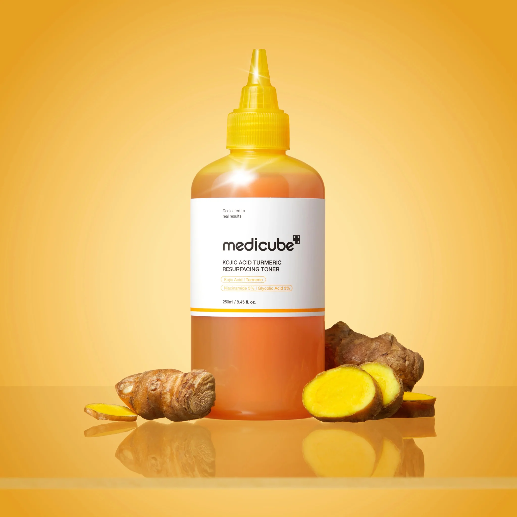 "Tonique exfoliant MEDICUBE Kojic Acid Turmeric Resurfacing Toner 250ml anti-taches flacon pompe complet packaging"