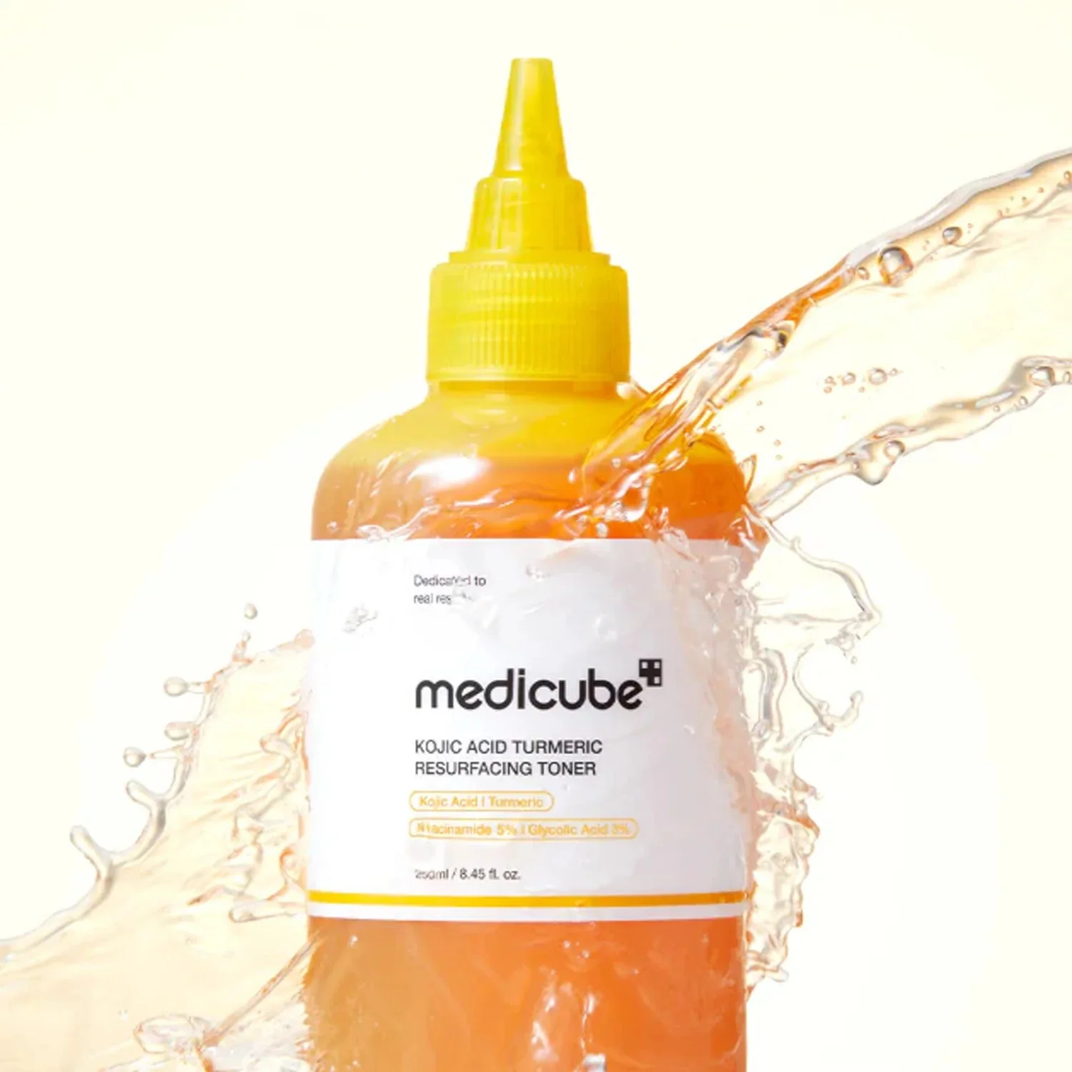 "Tonique exfoliant MEDICUBE Kojic Acid Turmeric Resurfacing Toner 250ml anti-taches flacon pompe complet packaging"