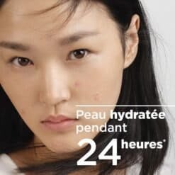 Visage d'une femme avec peau grasse et hydratée, utilisant la crème Sébium Hydra BIODERMA.